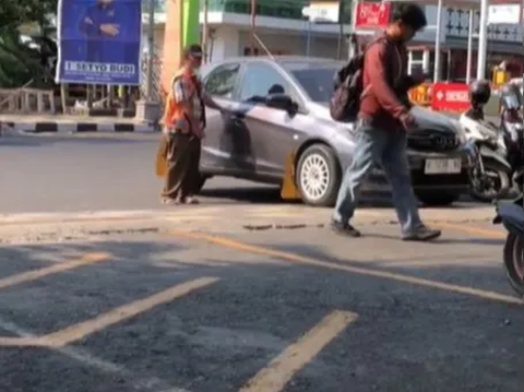 Viral Parking Attendant Goes to Work Using a Car, Netizens Feel Insecure