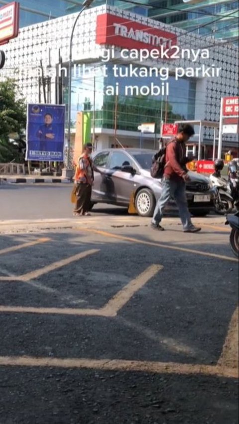 Viral Parking Attendant Goes to Work Using a Car, Netizens Feel Insecure Automatically.
