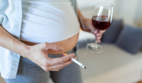7. Gaya Hidup Tidak Sehat: Kebiasaan merokok, mengonsumsi alkohol, atau obat-obatan terlarang selama kehamilan dapat meningkatkan risiko keguguran.