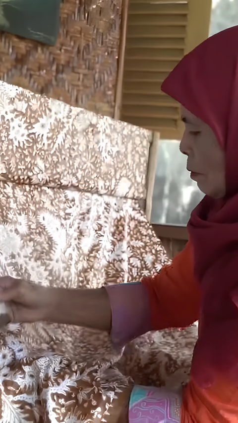 Indramayu Punya Batik Complongan, Motifnya Unik Dilubangi Pakai Jarum