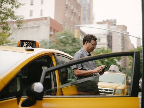 Portrait of a Woman Dubbed the Most Beautiful Taxi Driver in the World, Works Wearing a Dress and Full Makeup, Passengers Always Smile