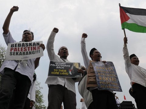 FOTO: Massa Kembali Geruduk Kedubes AS, Dukung Kemerdekaan untuk Palestina