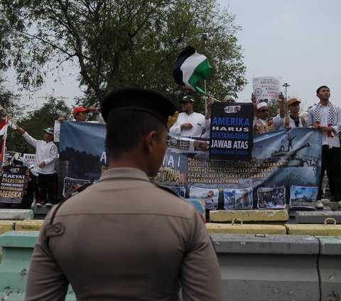 FOTO: Massa Kembali Geruduk Kedubes AS, Dukung Kemerdekaan untuk Palestina