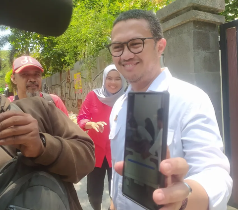 Cium Kening, Momen Syahrul Yasin Limpo Jenguk Sang Ibu Terbaring Sakit di Makassar