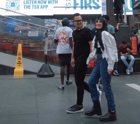 Potret Gilang Widhia 'Crazy Rich Malang' Beri Surprise Ultah untuk Istri di Times Square, ini Momen yang Bikin Shandy Purnamasari  Terharu