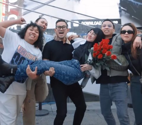 Potret Gilang Widhia 'Crazy Rich Malang' Beri Surprise Ultah untuk Istri di Times Square, ini Momen yang Bikin Shandy Purnamasari  Terharu