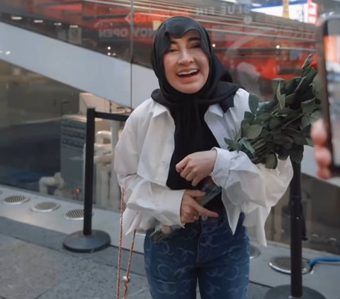 Potret Gilang Widhia 'Crazy Rich Malang' Beri Surprise Ultah untuk Istri di Times Square, ini Momen yang Bikin Shandy Purnamasari  Terharu