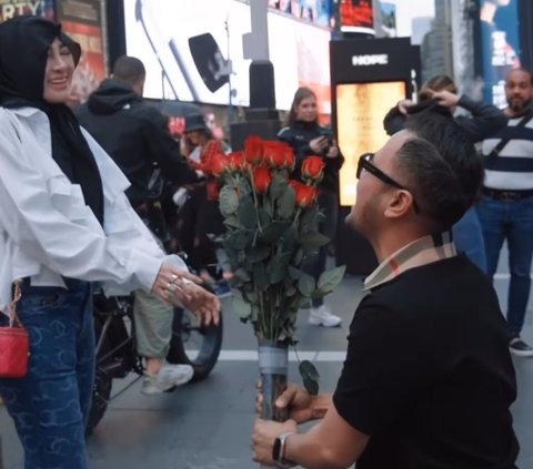 Potret Gilang Widhia 'Crazy Rich Malang' Beri Surprise Ultah untuk Istri di Times Square, ini Momen yang Bikin Shandy Purnamasari  Terharu