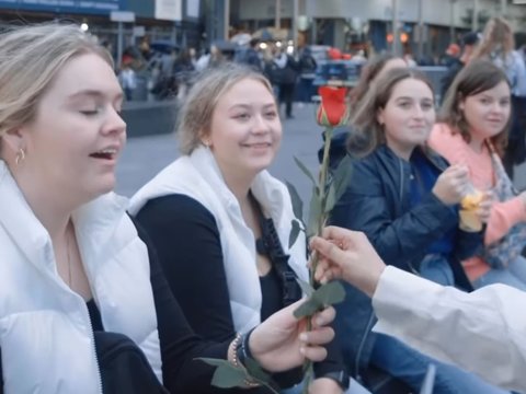 Potret Gilang Widhia 'Crazy Rich Malang' Beri Surprise Ultah untuk Istri di Times Square, ini Momen yang Bikin Shandy Purnamasari  Terharu