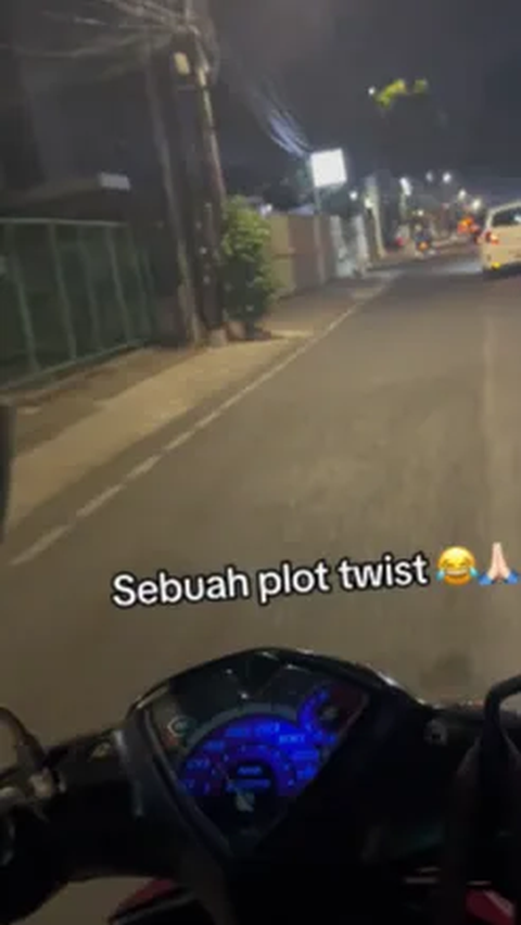 Abang ojol ini lantas menyelesaikan misinya. Namun siapa sangka, abang ojol ini justru ditawari jalan oleh sang customer di akhir cerita. <br>