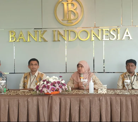 Sementara, uang kuasi adalah uang yang dianggap sebagai alat pembayaran meskipun tidak diterbitkan bank sentral. Contohnya seperti sertifikat deposito, surat utang, obligasi, cek, wesel, dan sebagainya.