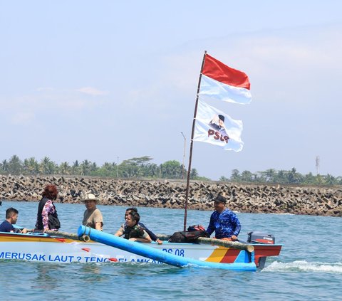 Gaya Prabowo Pakai Kaos Berlayar Bareng Susi Pudjiastuti Keliling Pantai Pangandaran