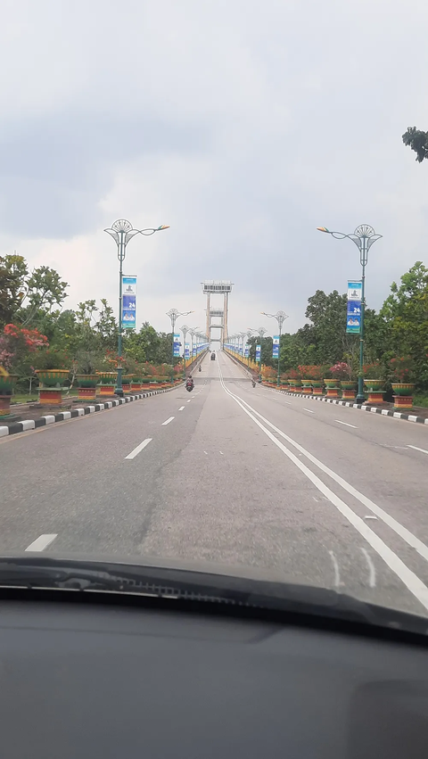 Penampakan Langit Biru dan Pelangi di Pekanbaru saat Kabut Asap Hilang Diguyur Hujan<br>