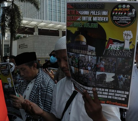 Ribuan massa dari Front Persaudaraan Islam (FPI) menggelair aksi di depan Kantor Kedutaan Besar (Kedubes) Amerika Serikat (AS), Jalan Medan Merdeka Selatan, Jakarta, Rabu (11/10/2023). 