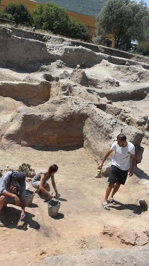 Sosok Suami Istri dan Anak Berusia 7.700 Tahun Ditemukan di Sebuah Bukit, Bentuknya Unik<br>