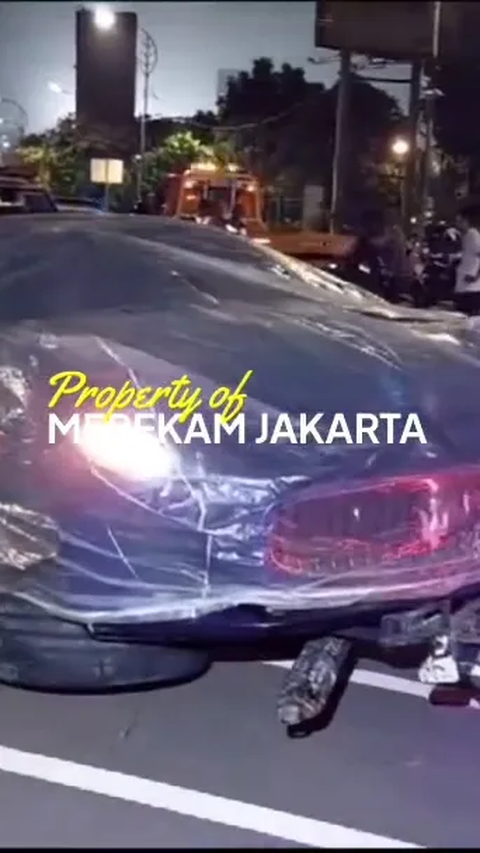 Sopir Tak Dapat Kendalikan Kecepatan, Mercedes Maserati Ringsek Tabrak Pembatas Jalan 