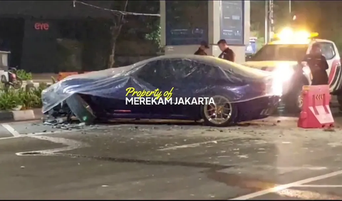 <br>Sebuah mobil sport Mercedes Maserati ringsek setelah menabrak pembatas jalan di Jalan Asia Afrika, Senayan, Jakarta Pusat.