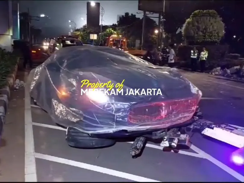 Sopir Tak Dapat Kendalikan Kecepatan, Mercedes Maserati Ringsek Tabrak Pembatas Jalan