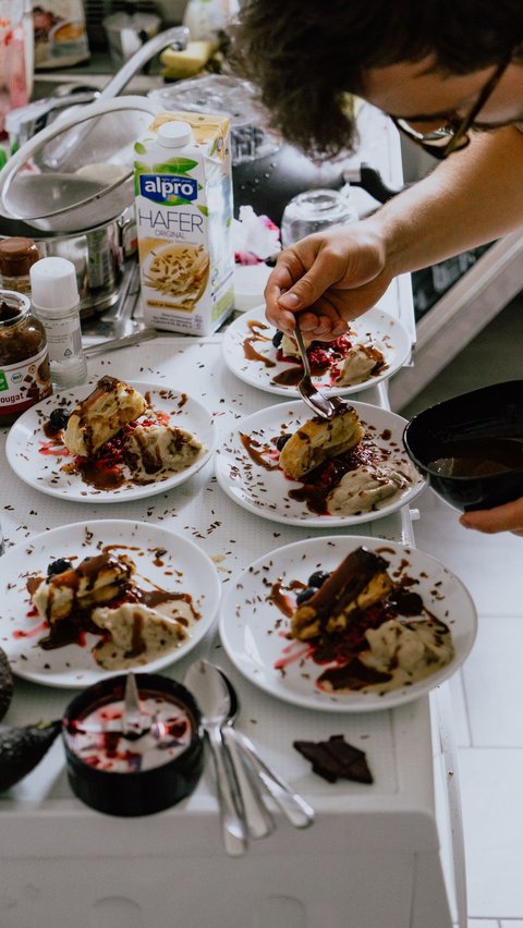 Ada berbagai macam resep cake lezat yang bisa Anda coba buat sendiri di rumah. Salah satunya adalah oatmeal cake. Sesuai namanya, cake yang satu ini berbahan dasar oat. Selain mudah dibuat, oatmeal cake juga mengeyangkan sehingga cocok untuk dijadikan camilan pengganjal perut saat darurat.