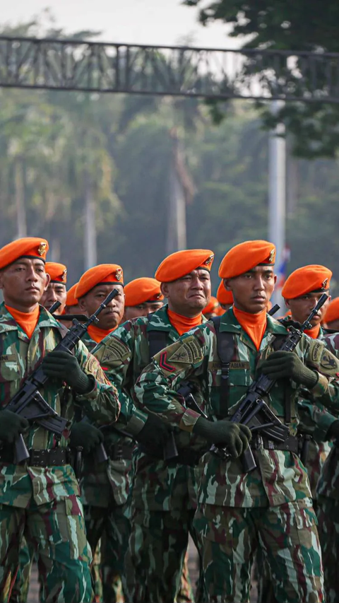 Keenam, prajurit dan PNS TNI yang mencalonkan diri misalnya sebagai calon anggota legislatif/calon kepala daerah harus mengundurkan diri.<br>