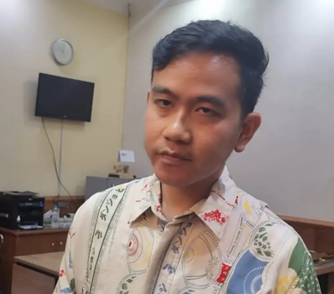 Heboh Kaos Prabowo-Gibran Berkarung-Karung, Ini Jawaban Santai Gibran