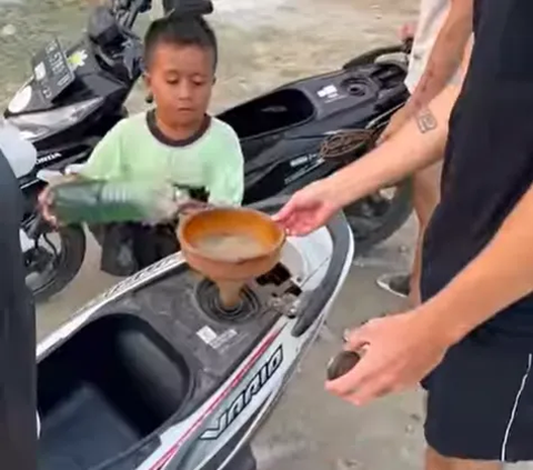 Very Local, This is the Moment when World Racers Buy Retail Gasoline Served by Kids Before MotoGP Mandalika