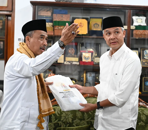 Potret Ganjar Pranowo Ziarah ke Makam Abah Anom di Suryalaya & Terima Buku Amalan