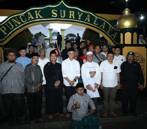 Potret Ganjar Pranowo Ziarah ke Makam Abah Anom di Suryalaya & Terima Buku Amalan