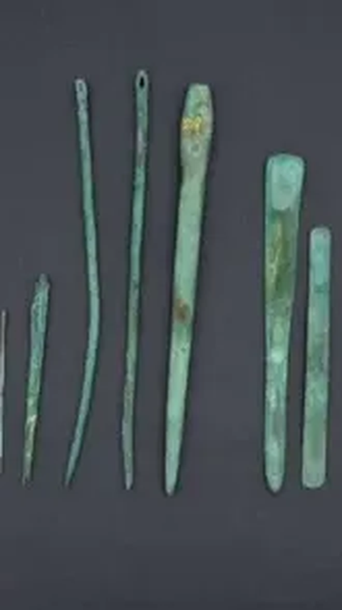 Alat Bedah Berusia 1.000 Tahun Ditemukan dalam Makam Kuno, Pemiliknya Dikubur dengan Posisi Bersila