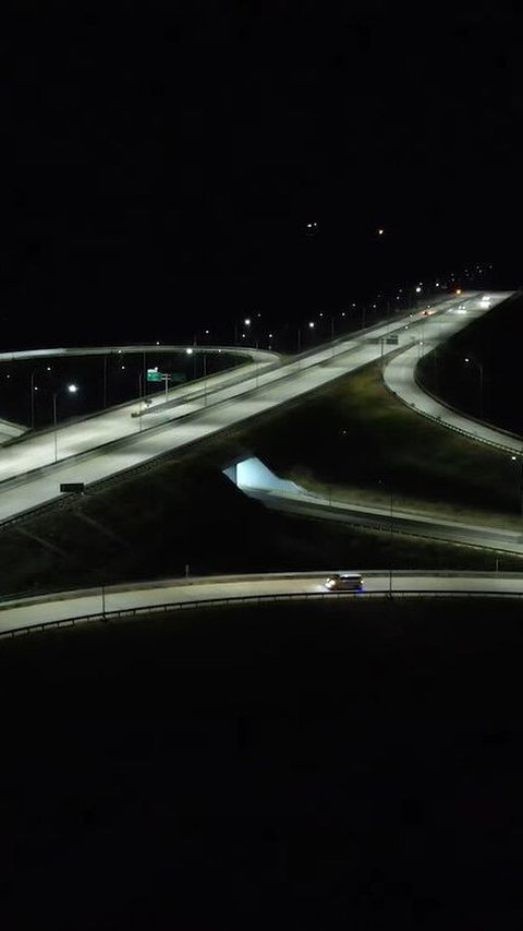 Tampak Memukau, Intip Potret Tol Cisumdawu saat Malam Hari dari Kamera Drone