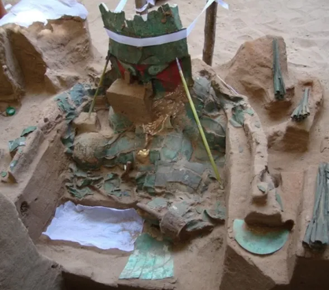 Alat Bedah Berusia 1.000 Tahun Ditemukan dalam Makam Kuno, Pemiliknya Dikubur dengan Posisi Bersila