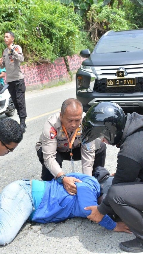 Aksi Heroik Jenderal Polisi di Papua, Tanpa Ragu Turun Mobil Tolong Korban Kecelakaan