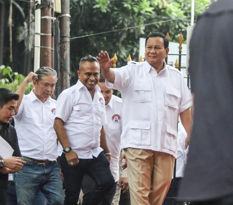 Bacapres Gerindra Prabowo Subianto mendapat kabar surprise saat menerima kedatangan para Aktivis 98 dan relawan di kediamannya di Jalan Kertanegara IV Jakarta Selatan, Rabu (11/10/2023).<br><br>