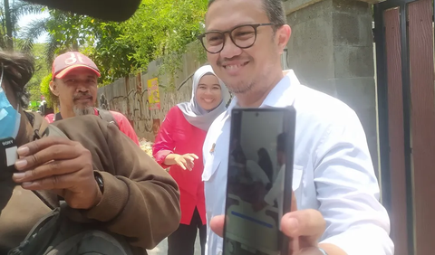 Soal keberadaan Syahrul Yasin Limpo, Ketua Persatuan Bulutangkis Seluruh Indonesia (PBSI) Sulsel ini mengaku posisi pamannya masih berada di rumah. Dia terus mendampingi ibunya.<br>