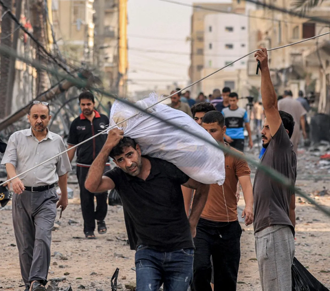 FOTO: Kesedihan Warga Palestina Tinggalkan Kota Gaza dengan Bawa Barang Seadanya