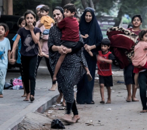 Tangis histeris anak-anak dan kaum perempuan Palestina pun pecah saat melarikan diri dari gempuran serangan rudal Israel yang terus menghujani wilayah Kota Gaza.