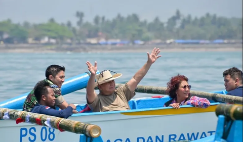 Ajak Naik Kapal Kecil