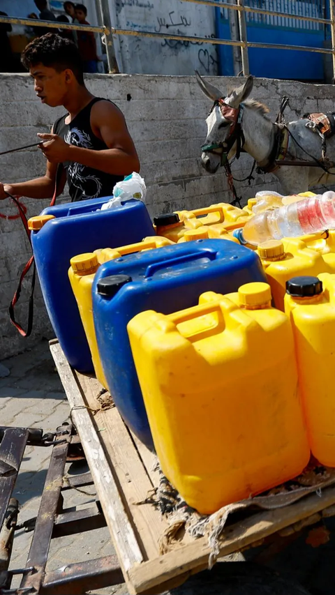 Tak hanya air, aliran listrik hingga larangan masuknya makanan dan bahan bakar juga akan dilakukan Israel sebagai bentuk blokade total di Gaza. <br>