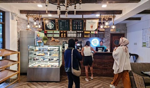 Mampir ke Starbucks di Coron Island