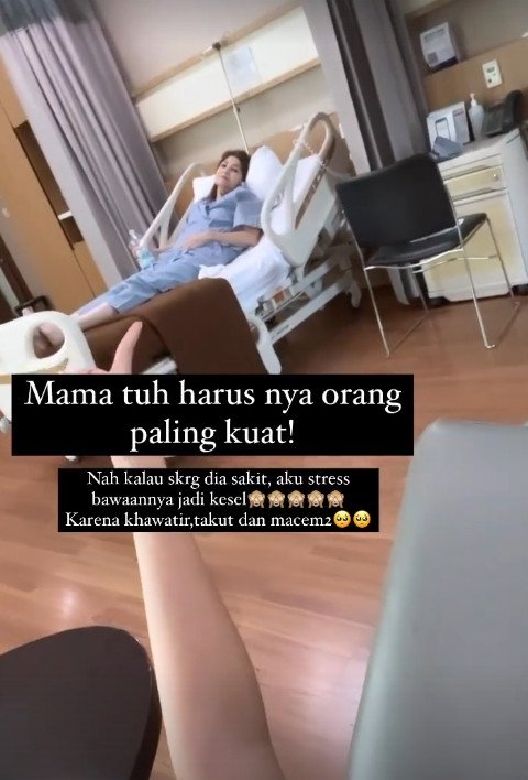 Merasa Khawatir Lihat Kondisi Sang Ibu, 8 Foto Nia Ramadhani Jaga Ibunda di Rumah Sakit