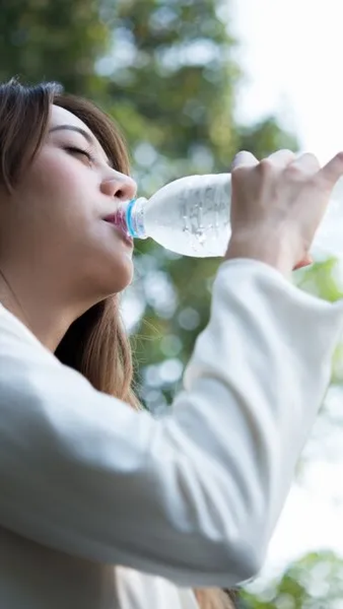 Cuaca panas yang melanda beberapa hari terakhir membuat banyak orang merasa gerah dan ingin terus-terusan minum air dingin. Namun, apakah aman minum air dingin saat cuaca sedang panas? 