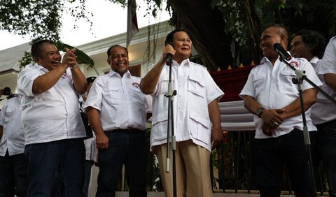 Namun, lanjut Prabowo, di samping masa lalu yang pernah berseberangan tersebut, ia berkeyakinan Indonesia harus menjelma dan bangun sebagai masyarakat madani dan demokrasi.<br>