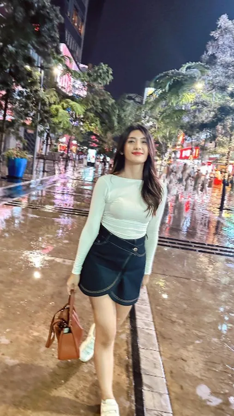 Cantik! Potret Anissa Aziza Istri Raditya Dika Jalan-jalan di Bangkok Penampilannya Disebut Seperti Gadis, Netizen 'Ibu-ibu ini Anak Dua'