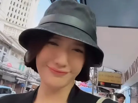 Cantik! 10 Potret Anissa Aziza Istri Raditya Dika Jalan-jalan di Bangkok Penampilannya Disebut Seperti Gadis, Netizen 'Ibu-ibu ini Anak Dua'