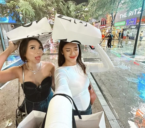 Cantik! 10 Potret Anissa Aziza Istri Raditya Dika Jalan-jalan di Bangkok Penampilannya Disebut Seperti Gadis, Netizen 'Ibu-ibu ini Anak Dua'