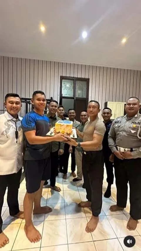 Momen perayaan ulang tahun kedua anaknya pun diunggah oleh sang Jenderal.  Ulang tahun mereka dirayakan dengan sederhana namun penuh makna. <br>