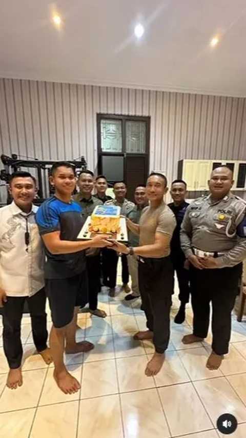 Sabilul terlihat memberikan kue ulang tahun kepada Adam. Ulang tahun sang putra pun tampak dirayakan secara sederhana bersama rekan-rekan yang lain. <br>