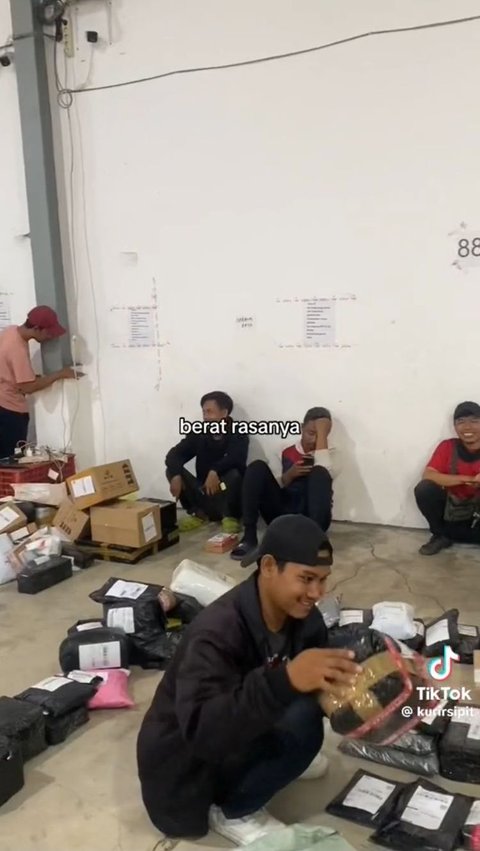 Viral Momen Perpisahan Kurir yang Kehilangan Pekerjaan karena Kena Dampak Sepi Paket, Bikin Sedih