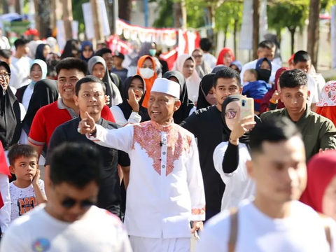 Momen Ustadz Kondang Pijat Kaki Sang Ibu Sembari Duduk di Lantai, Beri Pesan Penuh Makna