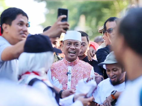 Momen Ustadz Kondang Pijat Kaki Sang Ibu Sembari Duduk di Lantai, Beri Pesan Penuh Makna